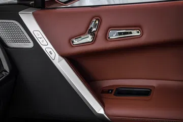 Vista de la impecable confección de los acabados interiores del BMW iX.