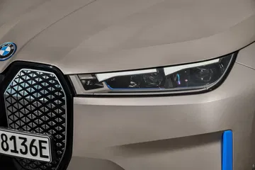 Primer plano del faro delantero del BMW iX con diseño distintivo.