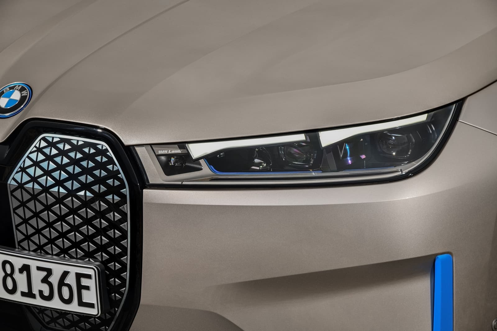 Primer plano del faro delantero del BMW iX con diseño distintivo.