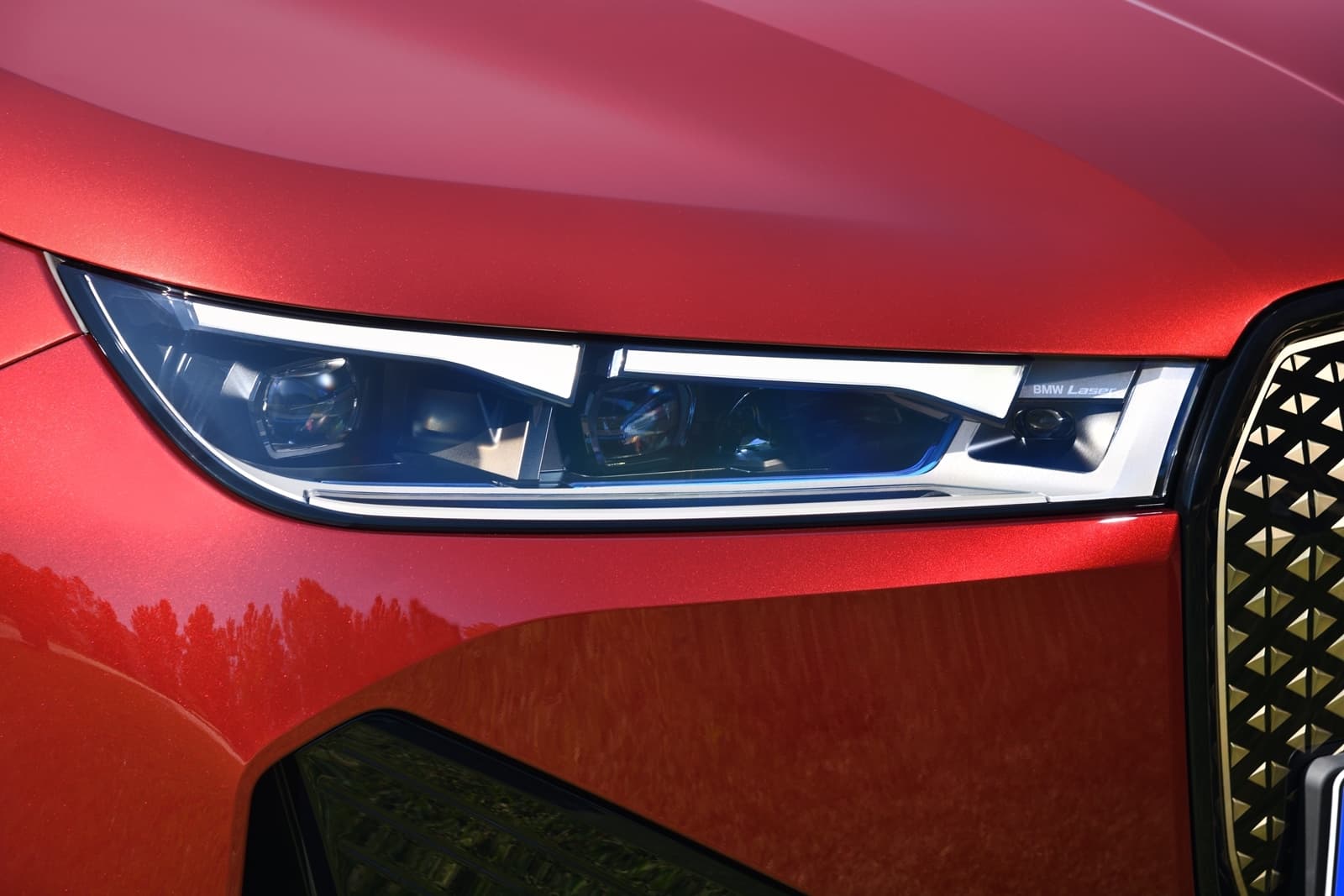 Primer plano del faro LED con diseño característico de BMW iX.