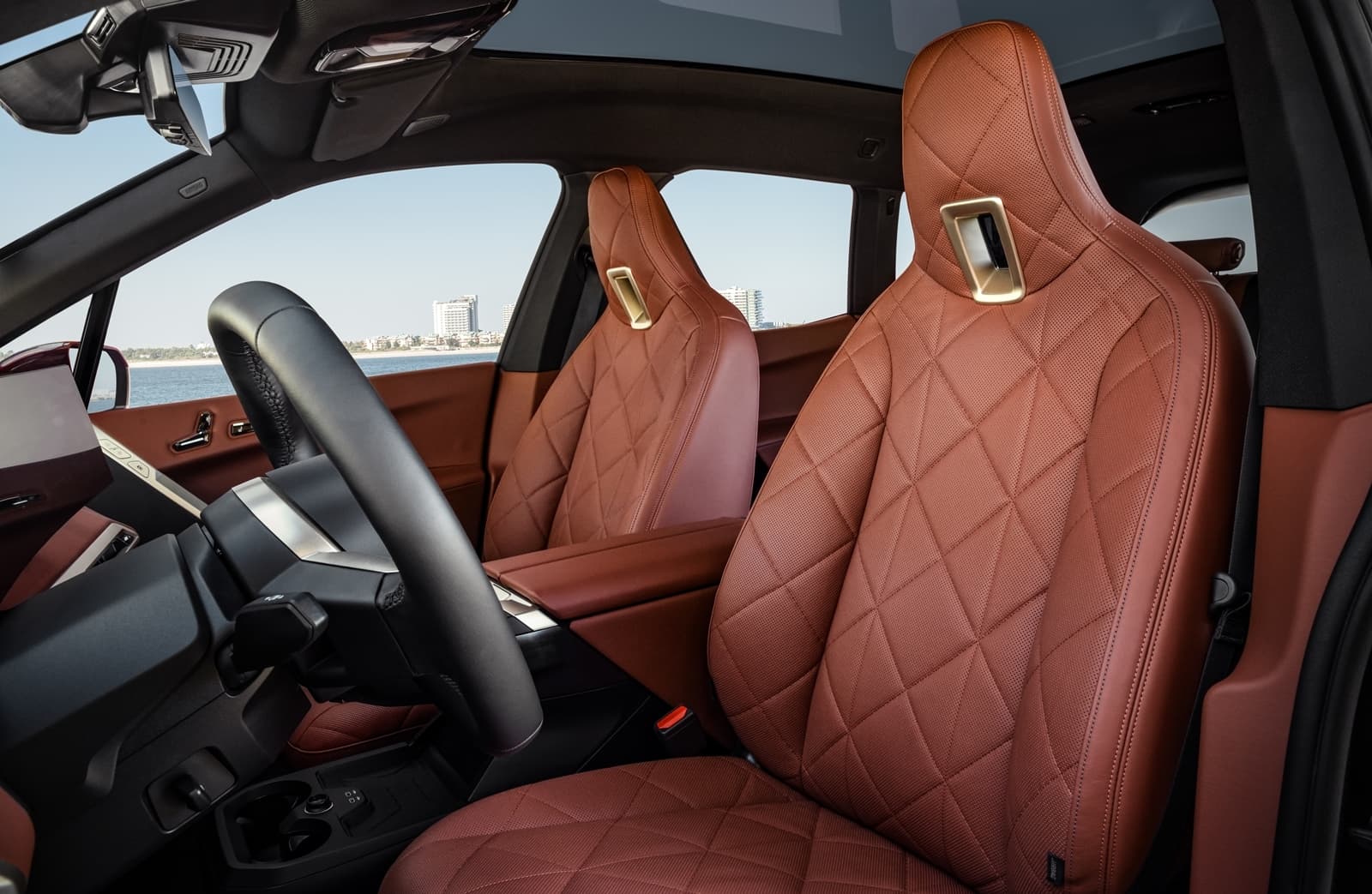 Vista de los asientos de cuero con diseño diamante en BMW iX.