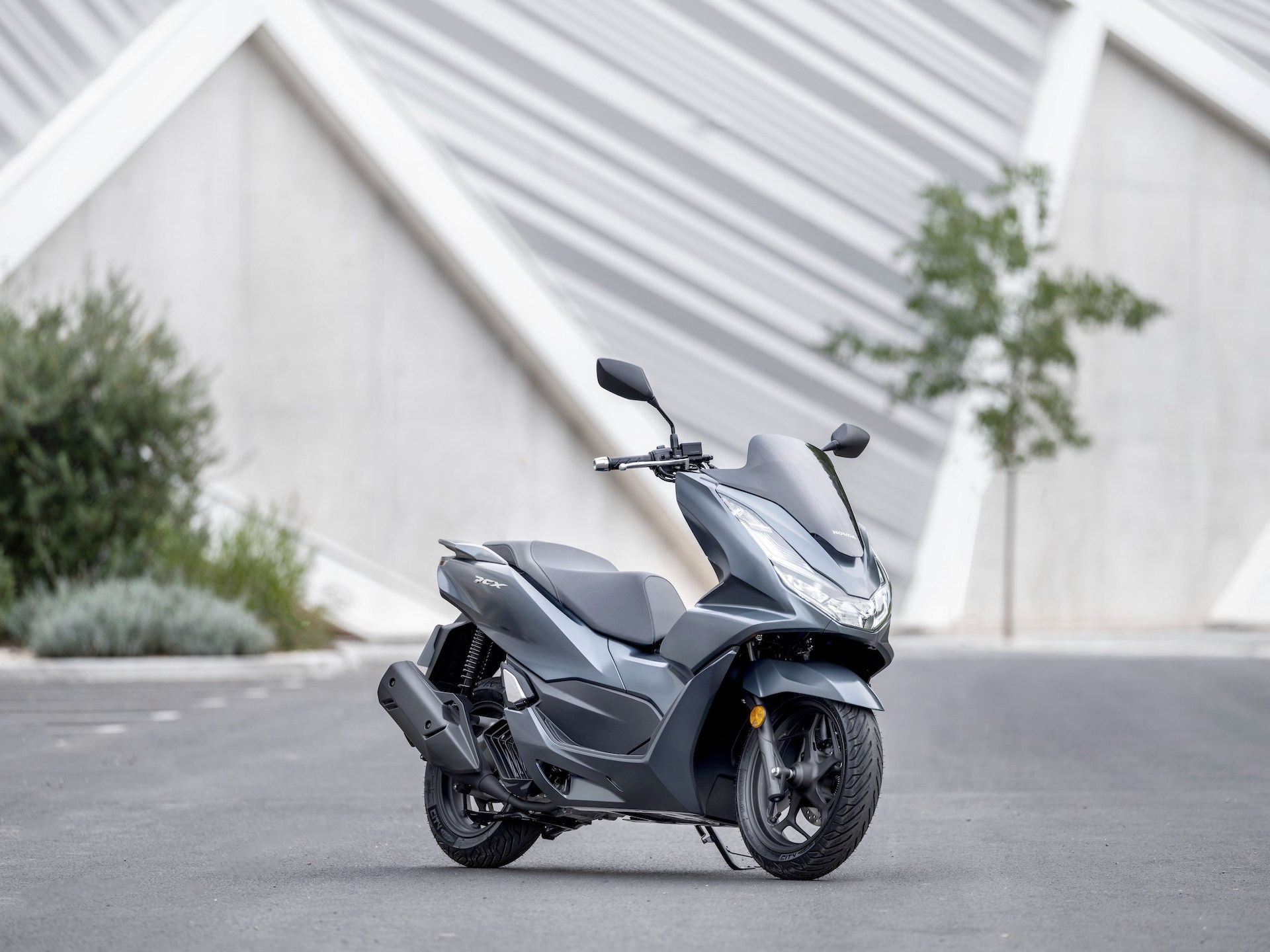 Sentimental escalera mecánica Mezclado Si buscas scooter de 125, Honda acaba de actualizar la moto más vendida en  España: nueva PCX 125 | Diariomotor