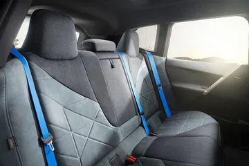 Impecable diseño de los asientos con cinturones de seguridad azules en el BMW iX.