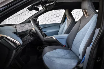 Vista lateral de los asientos delanteros del BMW iX con tapicería de alta calidad.