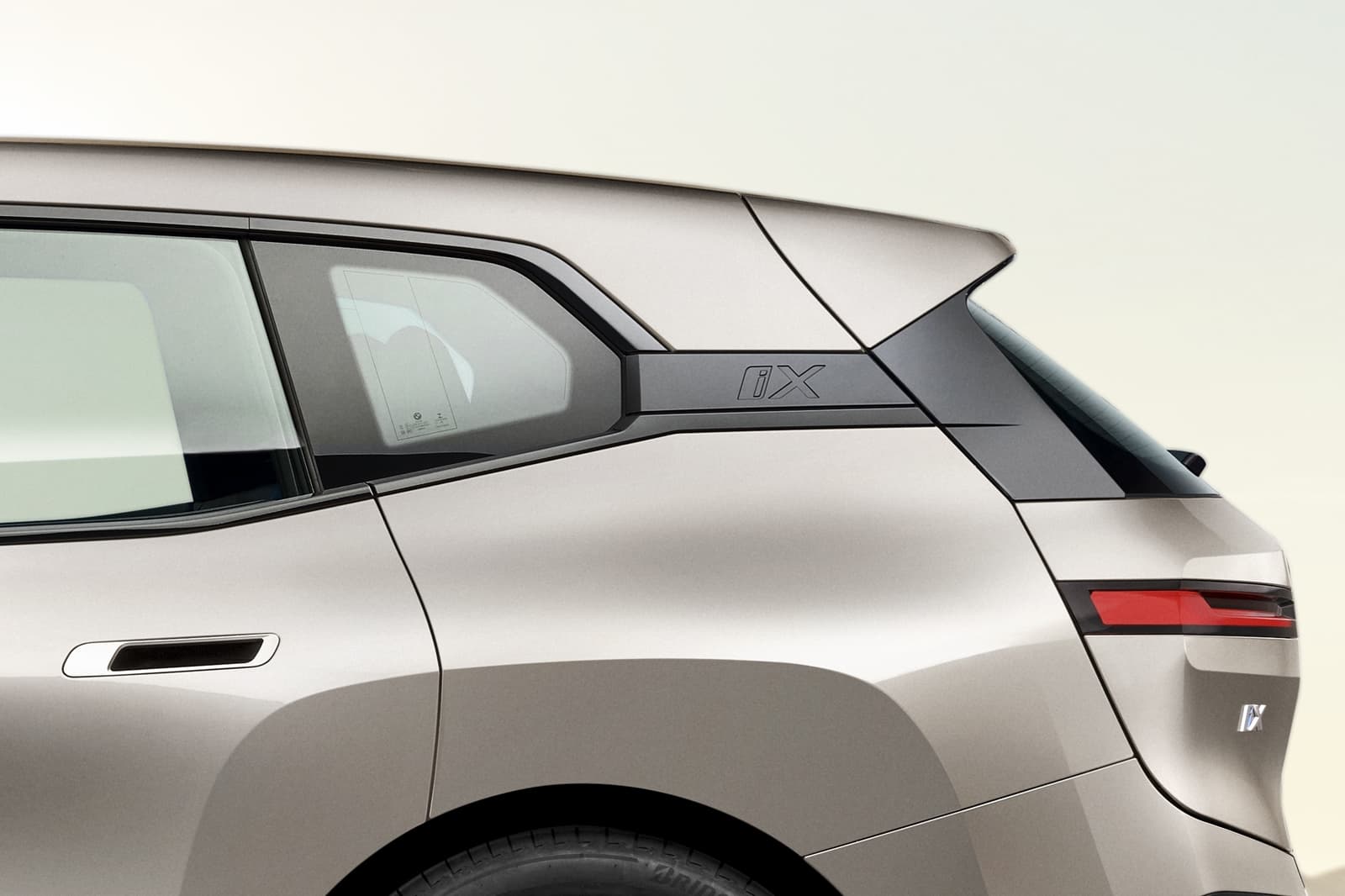 Silueta lateral del BMW iX destacando su diseño aerodinámico.
