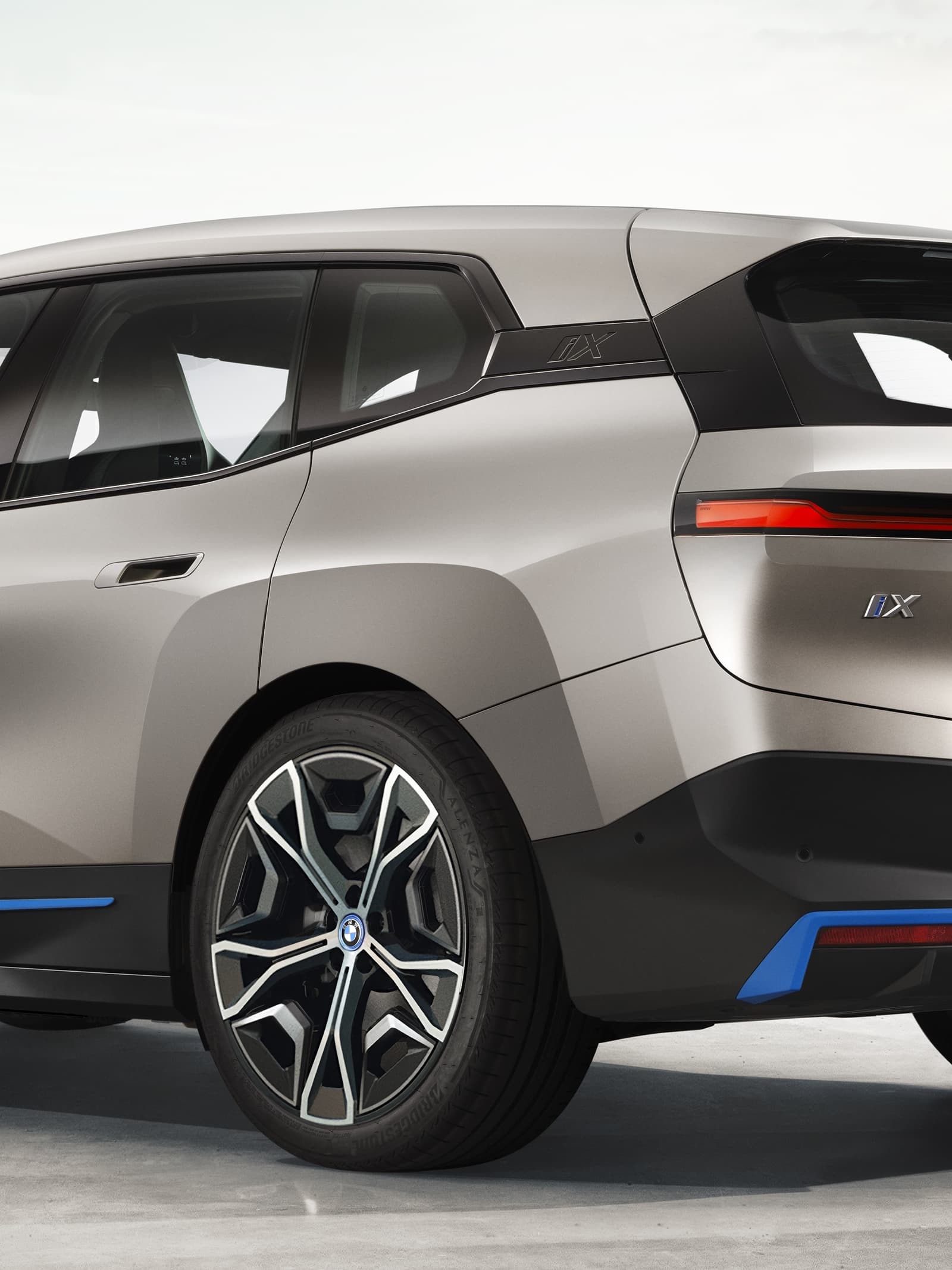 Vista lateral enfocando la rueda y líneas de diseño del BMW iX.
