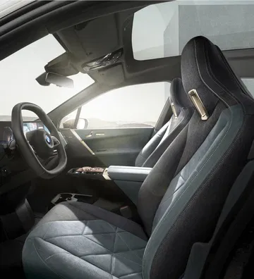 Espacio interior y asientos del conductor en el BMW iX.