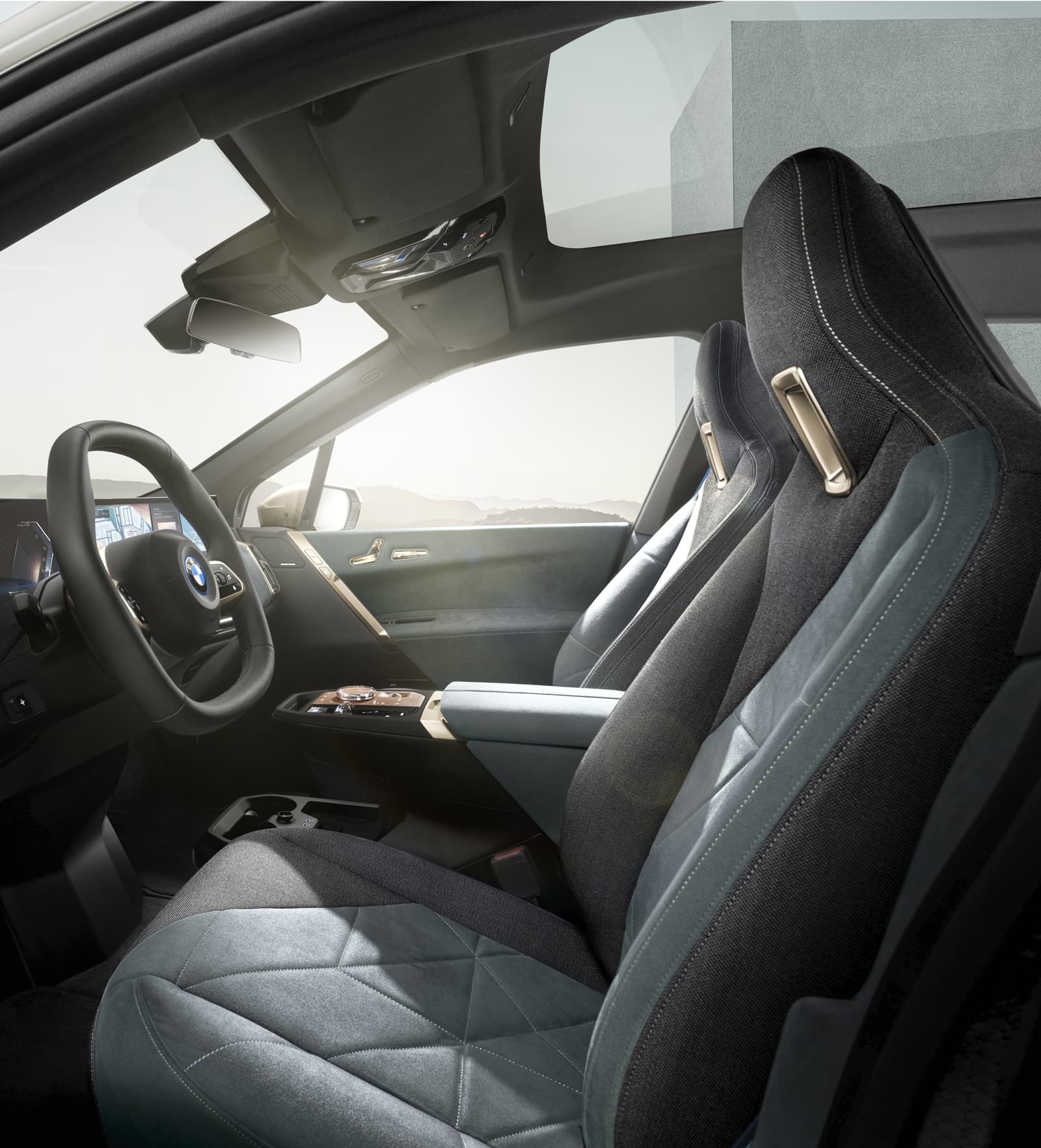 Espacio interior y asientos del conductor en el BMW iX.