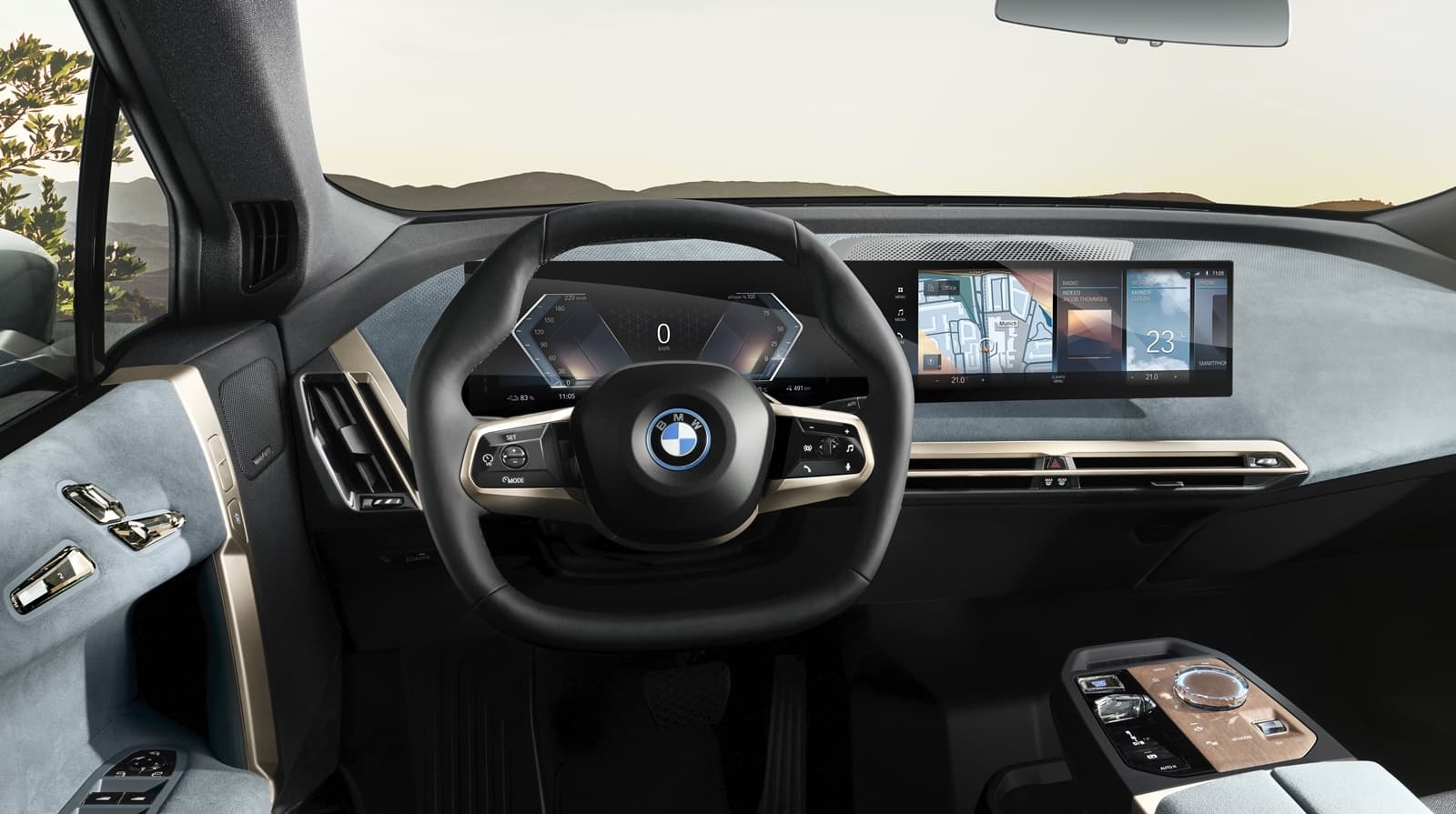 Vista del volante y las pantallas digitales del BMW iX.