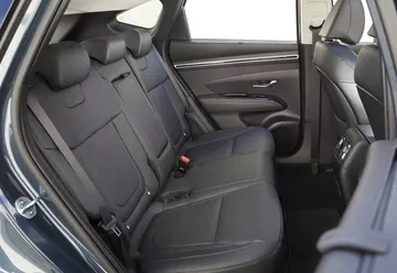 Vista de los asientos traseros del Hyundai Tucson, mostrando su tapicería y amplitud.
