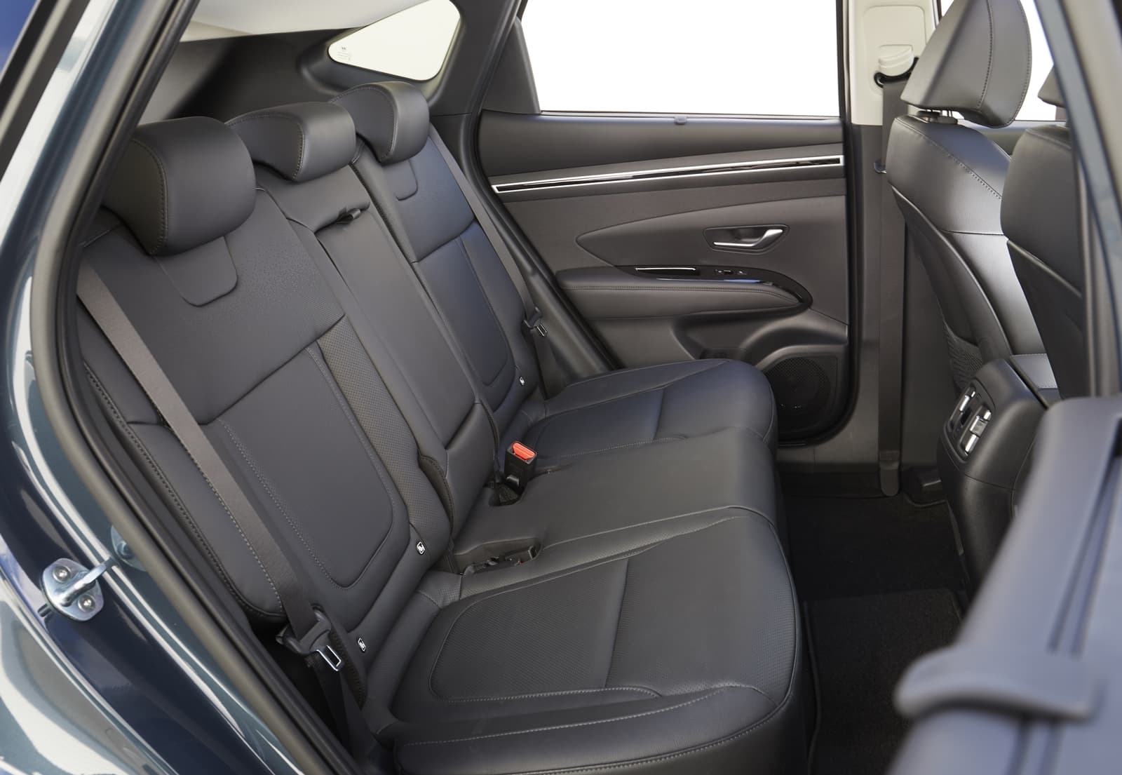 Vista de los asientos traseros del Hyundai Tucson, mostrando su tapicería y amplitud.