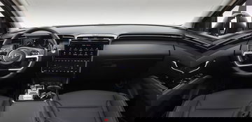 Vista frontal del habitáculo, destacando la elegancia y ergonomía en el diseño.
