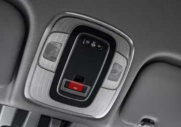 Vista cercana de la consola central del Hyundai i20, con controles de asistencia.