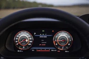 Vista del cuadro de instrumentos del Hyundai i20, clara y funcional.
