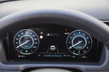 Vista del cuadro de instrumentos analógico y digital del Hyundai Tucson.