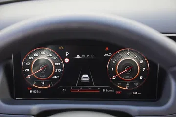 Vista detallada del cuadro de instrumentos del Hyundai Tucson, clara y funcional.