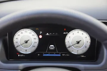 Cuadro de instrumentos analógico y digital del Hyundai Tucson.