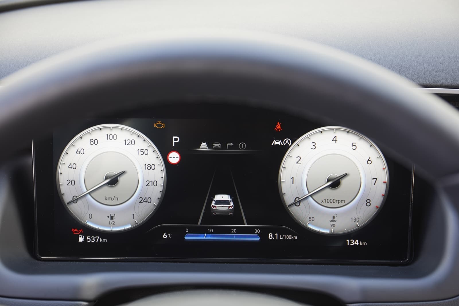 Cuadro de instrumentos analógico y digital del Hyundai Tucson.