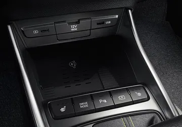 Vista de la consola central del Hyundai i20, con controles integrados.