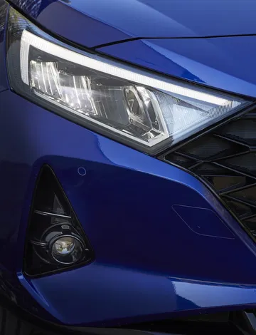 Vista del detalle del faro y parrilla frontal del Hyundai i20.