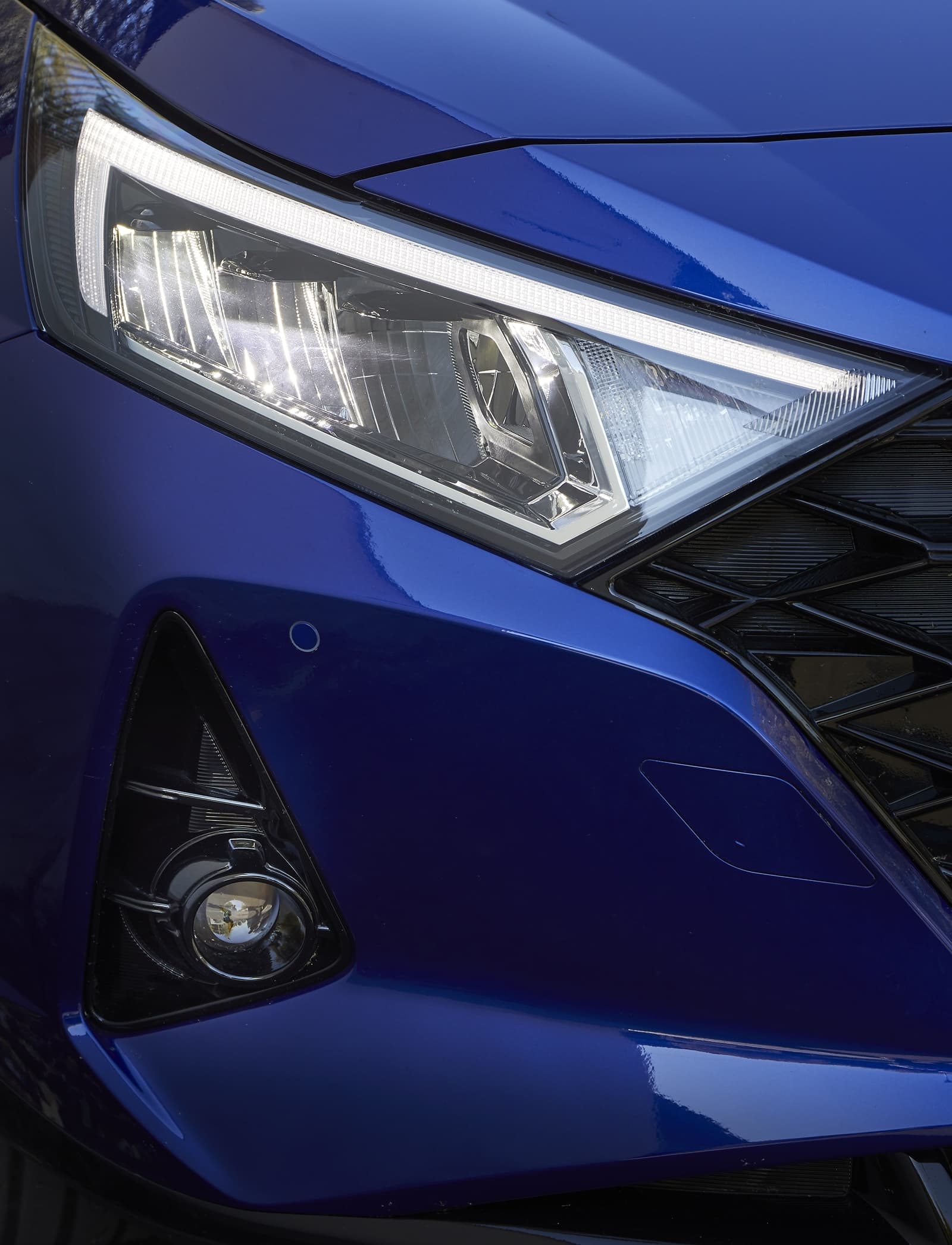 Vista del detalle del faro y parrilla frontal del Hyundai i20.