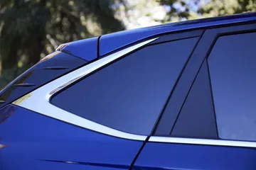 Vista enfocada en la línea de cintura del Hyundai i20, destacando su diseño aerodinámico.