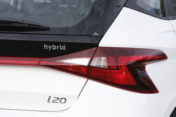 Vista cercana de la luz trasera del Hyundai i20, diseño distintivo.