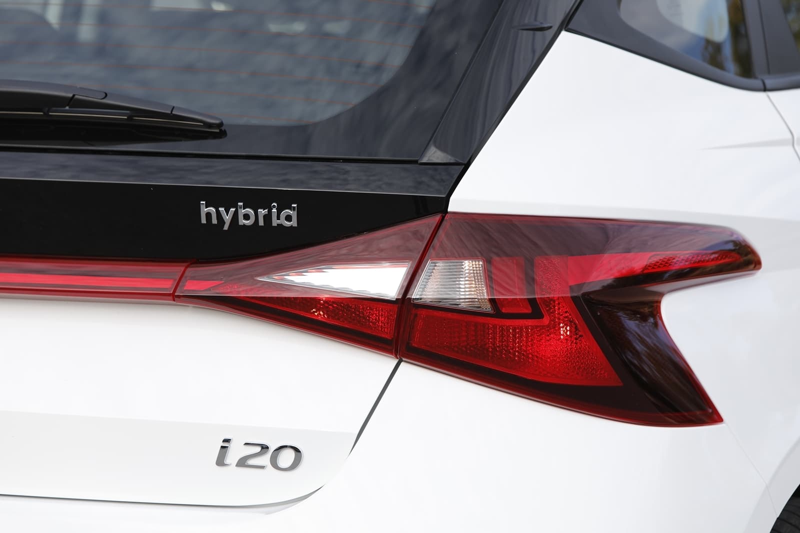 Vista cercana de la luz trasera del Hyundai i20, diseño distintivo.