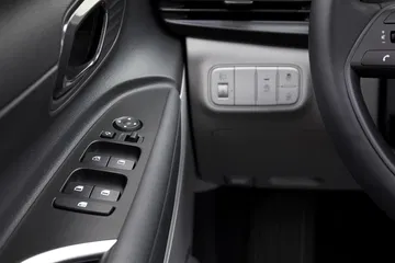 Vista de los mandos para ventanas y espejos en puerta del conductor.