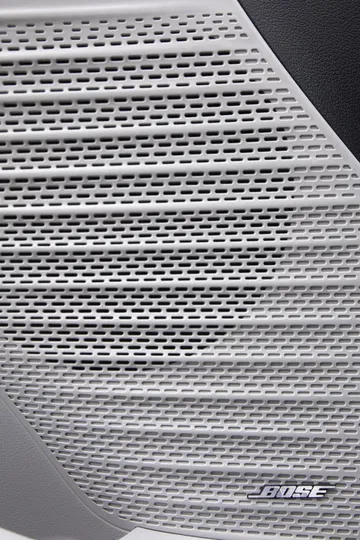 Vista cercana de la parrilla del Hyundai i20, resaltando su diseño distintivo.