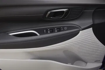 Acabado y controles en la puerta del Hyundai i20, mostrando la calidad de los materiales.