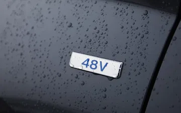 Emblema distintivo del sistema híbrido suave de 48V del Hyundai Tucson.