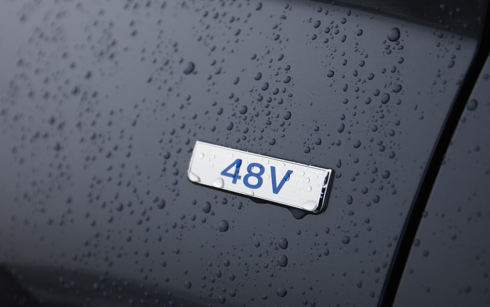 Emblema distintivo del sistema híbrido suave de 48V del Hyundai Tucson.