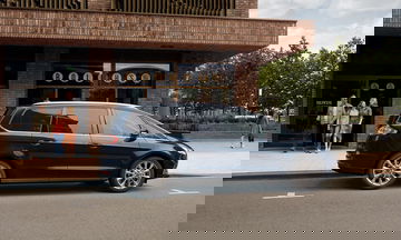 Vista lateral del Ford Galaxy mostrando sus líneas y diseño.