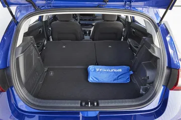 Vista del maletero Hyundai i20 con kit de reparación