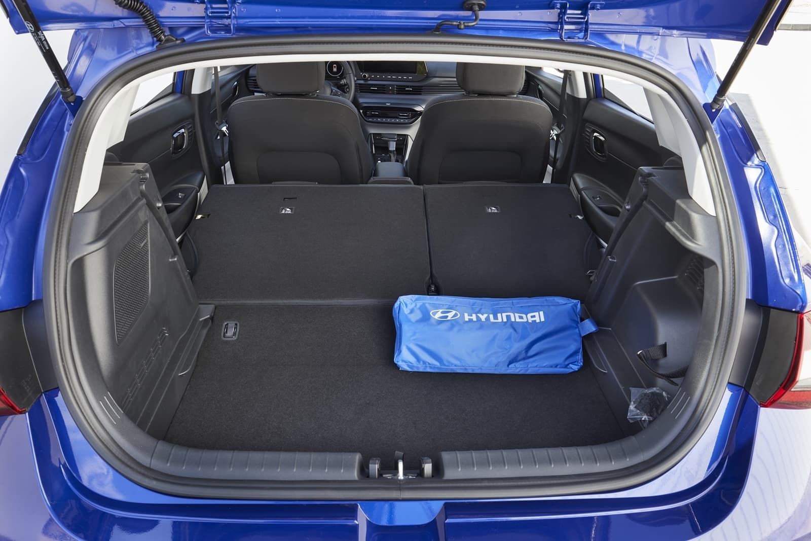 Vista del maletero Hyundai i20 con kit de reparación