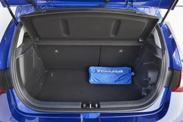 Imagen del maletero del Hyundai i20 mostrando su capacidad y organización interna.