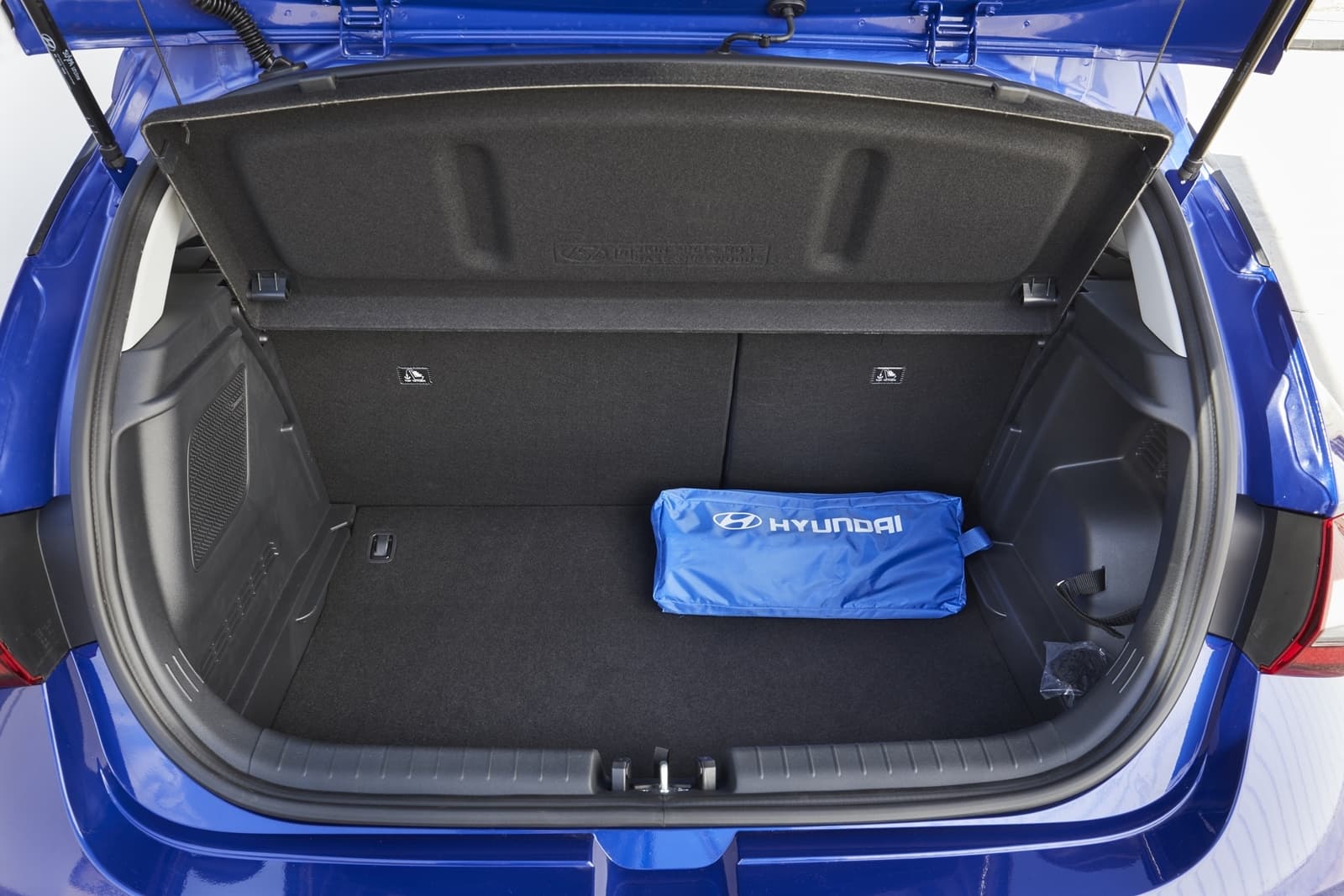 Imagen del maletero del Hyundai i20 mostrando su capacidad y organización interna.