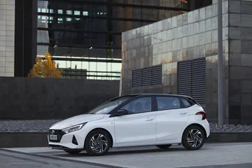 Vista lateral del Hyundai i20 destacando su perfil aerodinámico y dinámico.