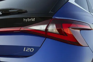 Vista de la sofisticada luz trasera del Hyundai i20, destacando su diseño moderno.