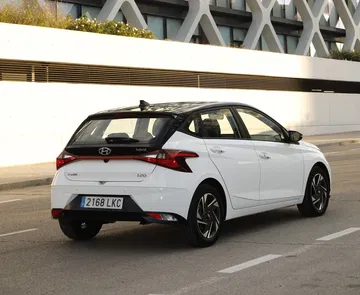 Vista dinámica del Hyundai i20 destacando su línea trasera y lateral.