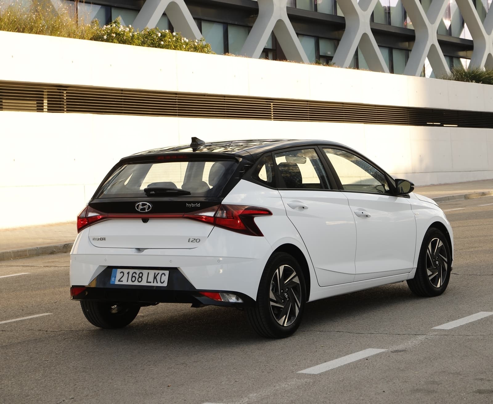 Vista dinámica del Hyundai i20 destacando su línea trasera y lateral.