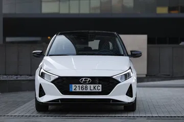 Vista frontal del Hyundai i20, mostrando su parrilla característica y faros agresivos.