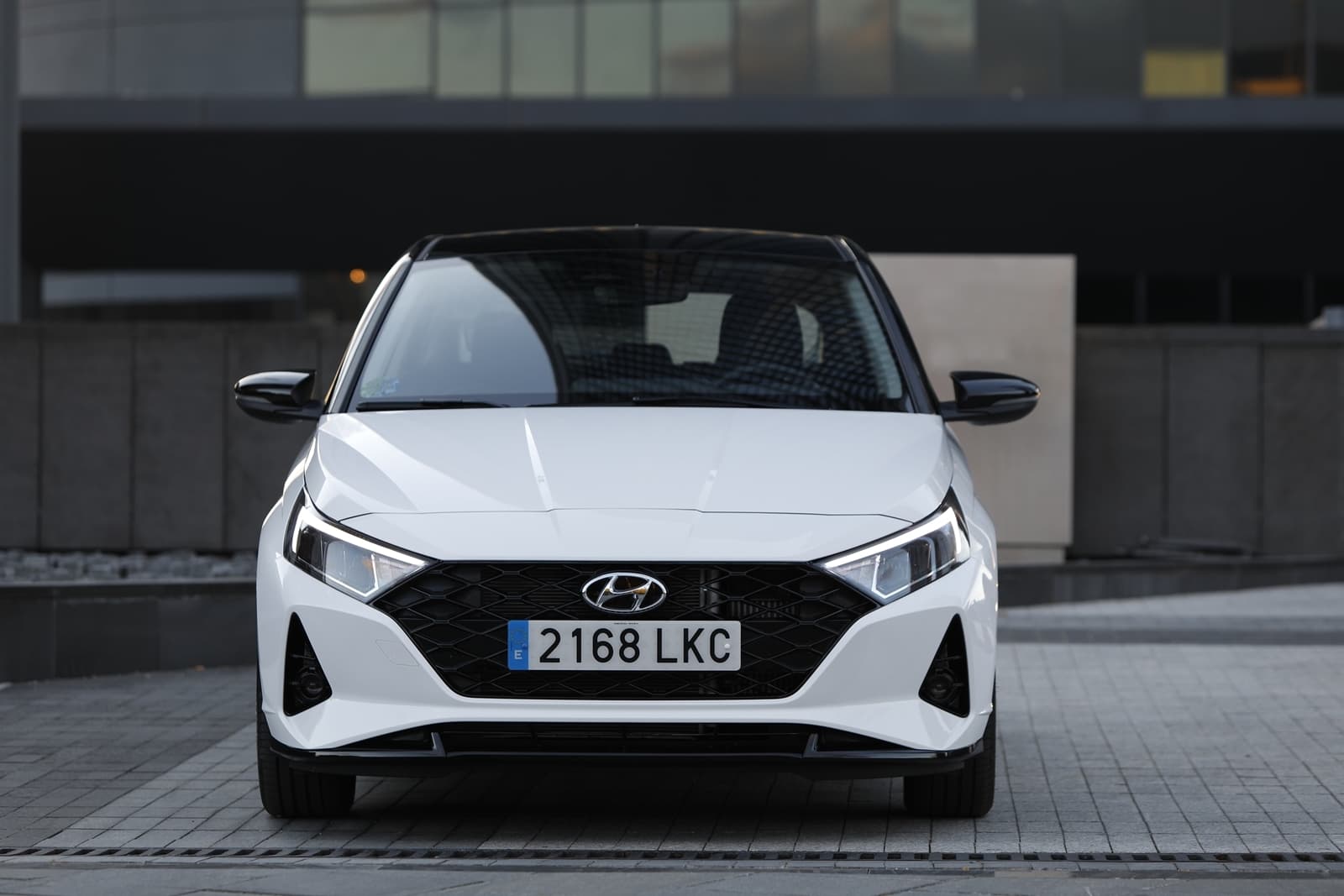 Vista frontal del Hyundai i20, mostrando su parrilla característica y faros agresivos.