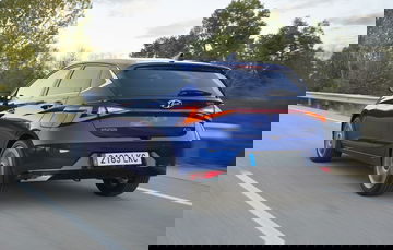 Vista trasera y lateral del Hyundai i20 en movimiento, mostrando líneas aerodinámicas.