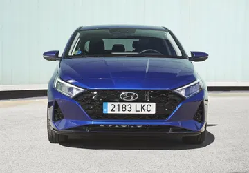 Vista frontal del Hyundai i20 mostrando faros y parrilla distintiva.