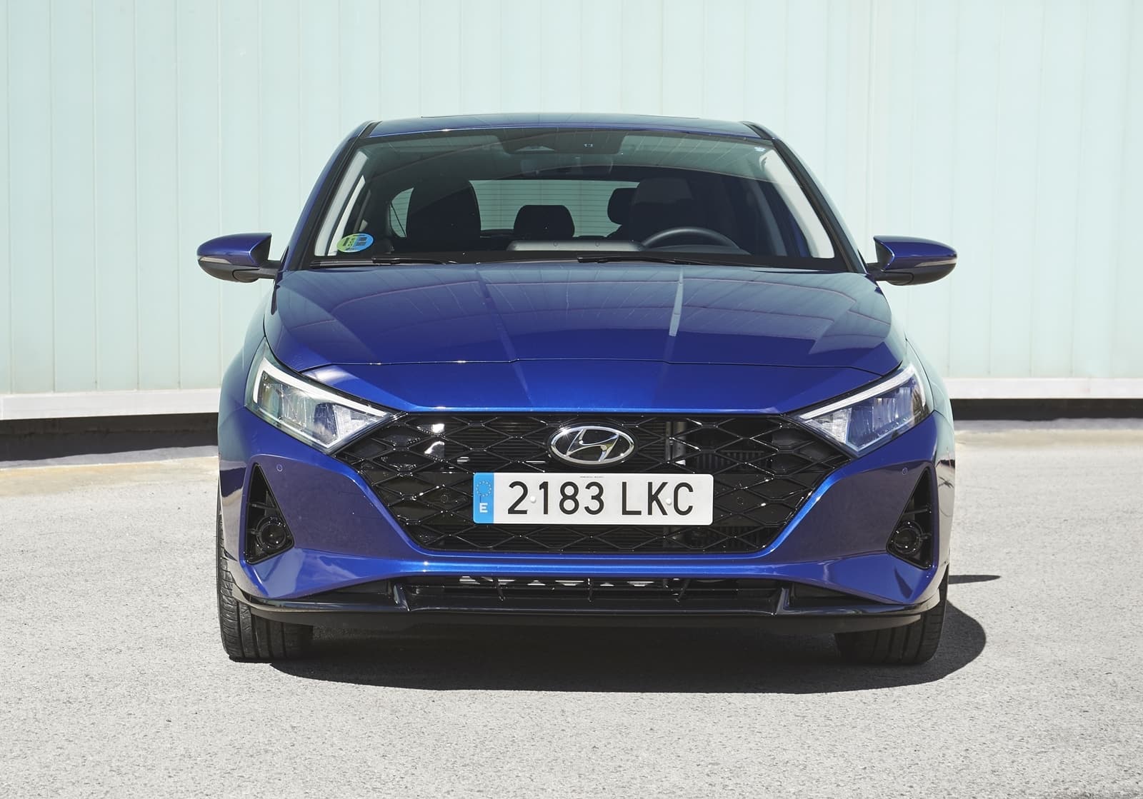 Vista frontal del Hyundai i20 mostrando faros y parrilla distintiva.