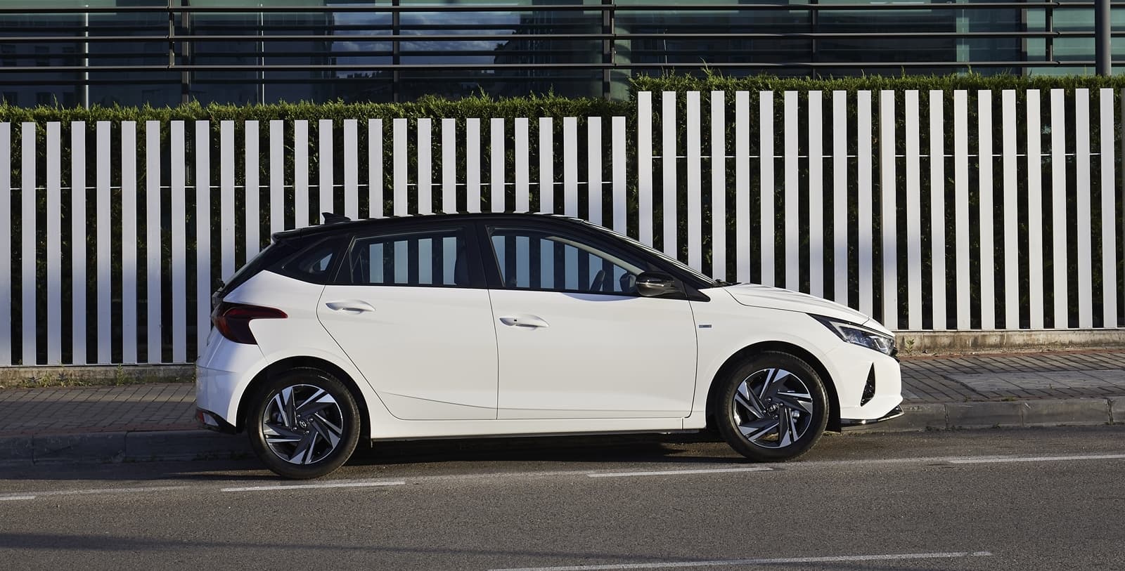 Vista lateral del Hyundai i20, destacando su diseño aerodinámico y líneas modernas.
