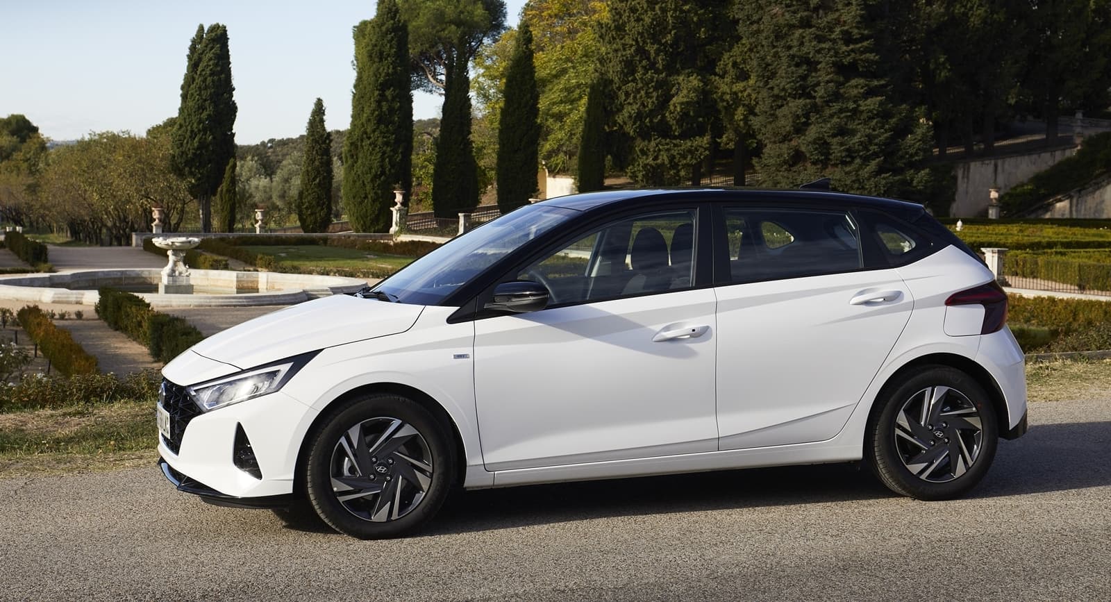 Vista lateral del Hyundai i20 destacando el diseño de las líneas y las llantas.