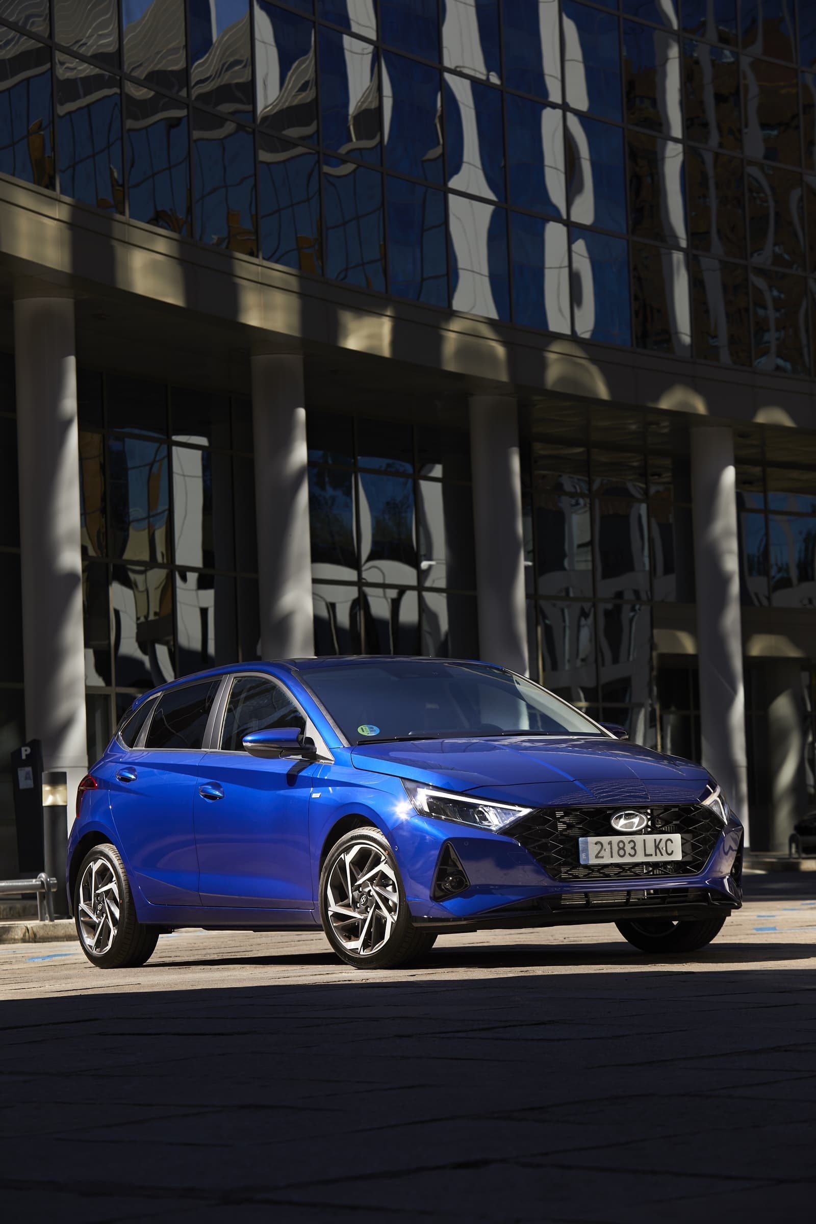 Vista delantera lateral del Hyundai i20 en color azul.